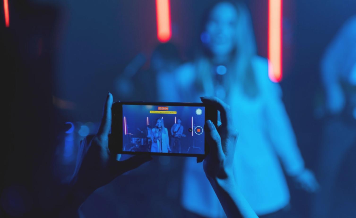 Songwriter bei der kreativen Arbeit am Klavier